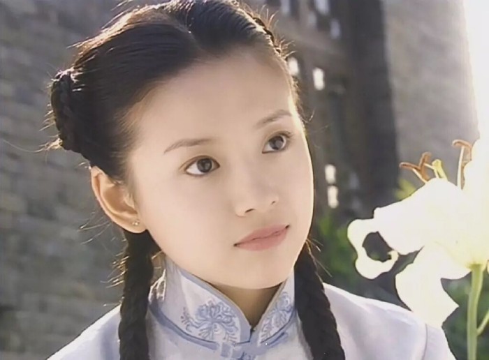 董洁身穿瑜伽裤亮相直播间,43岁董洁穿瑜伽服直播带货视频