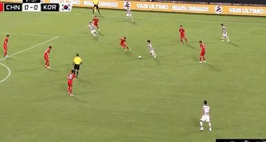 国足遭遇12强赛开门黑,国足0比3韩国朱辰杰瞬间