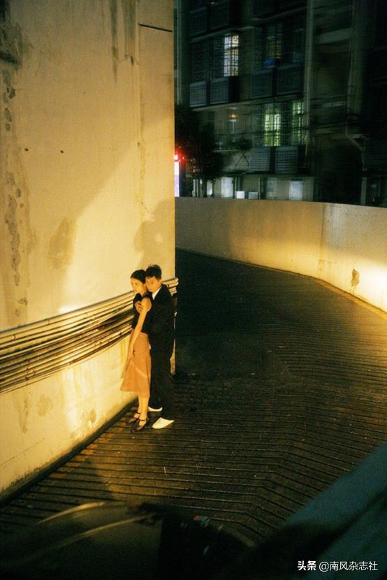 她终于如愿以偿，被他拥进怀中