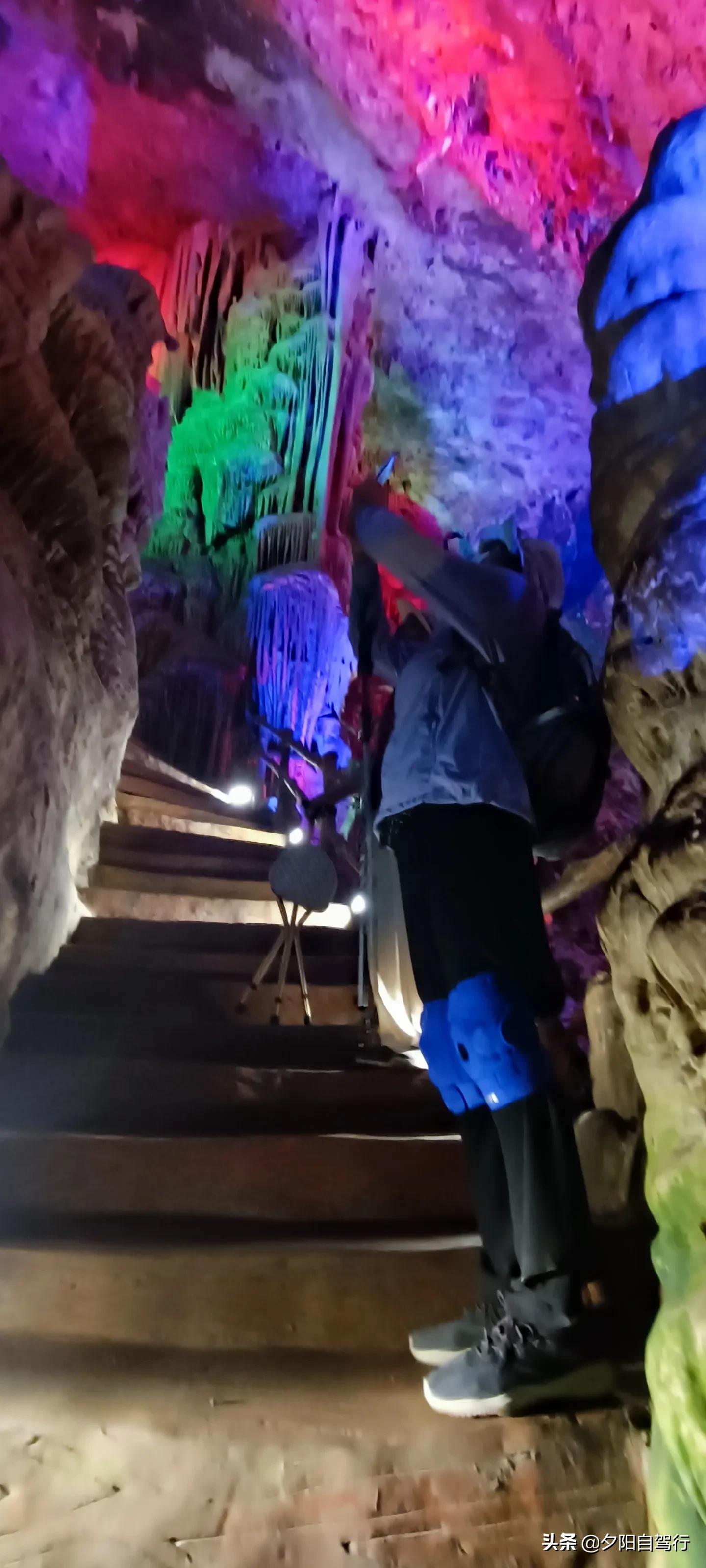 钻进钱眼图片,柞水溶洞之时光隧道