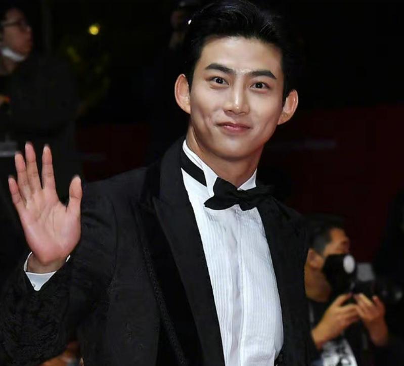 韩国最重要的电影节红毯,韩国釜山电影节颁奖梁朝伟座位