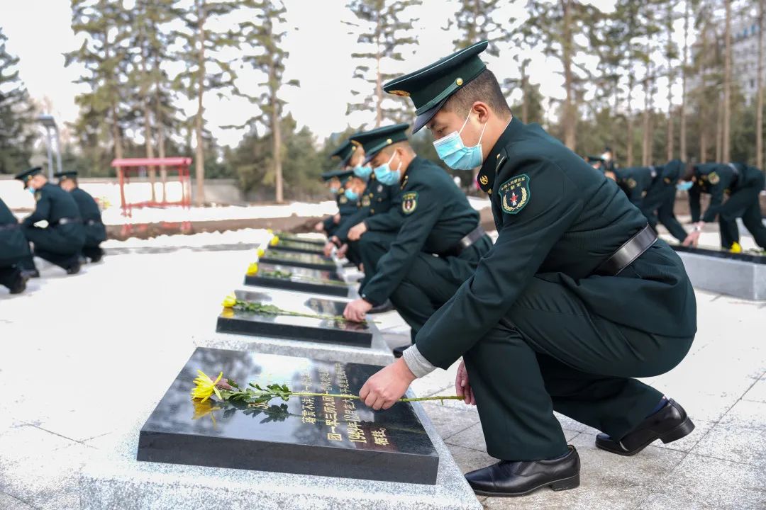 解放军清明缅怀红军先烈活动,清明祭奠革命先烈解放军鸣枪