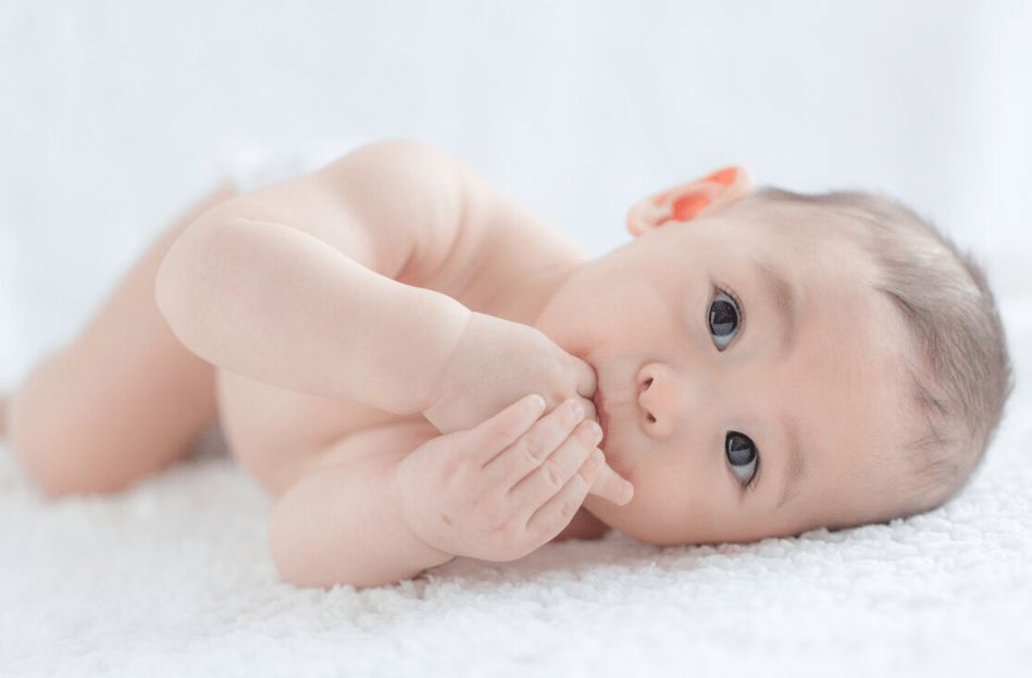 宝宝一吃母乳就“犯困”，刚喂着又醒？“边吃边睡”可能影响发育