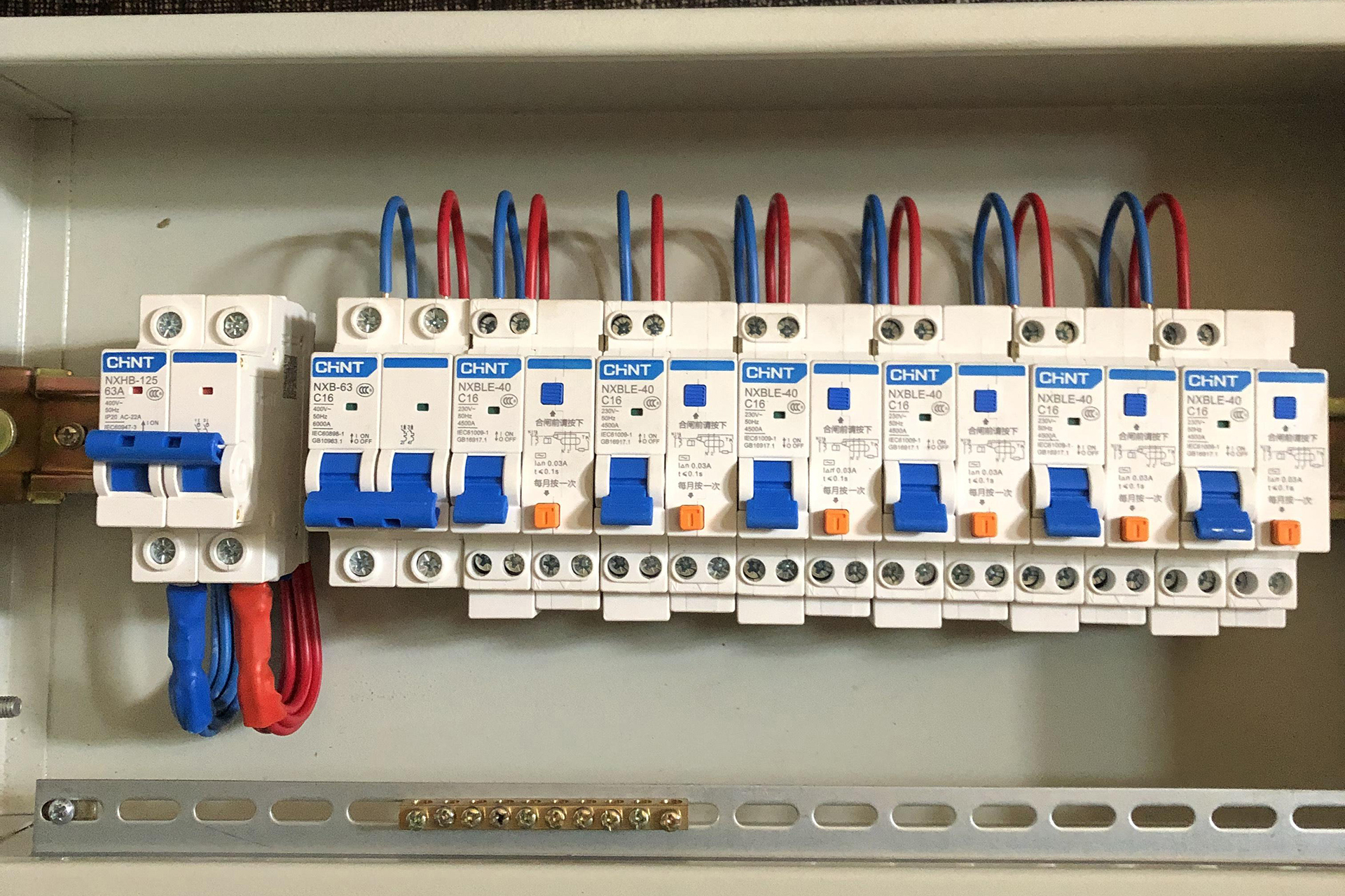 家庭电路开关跳闸原因,家中总开关跳闸的原因和解决方法
