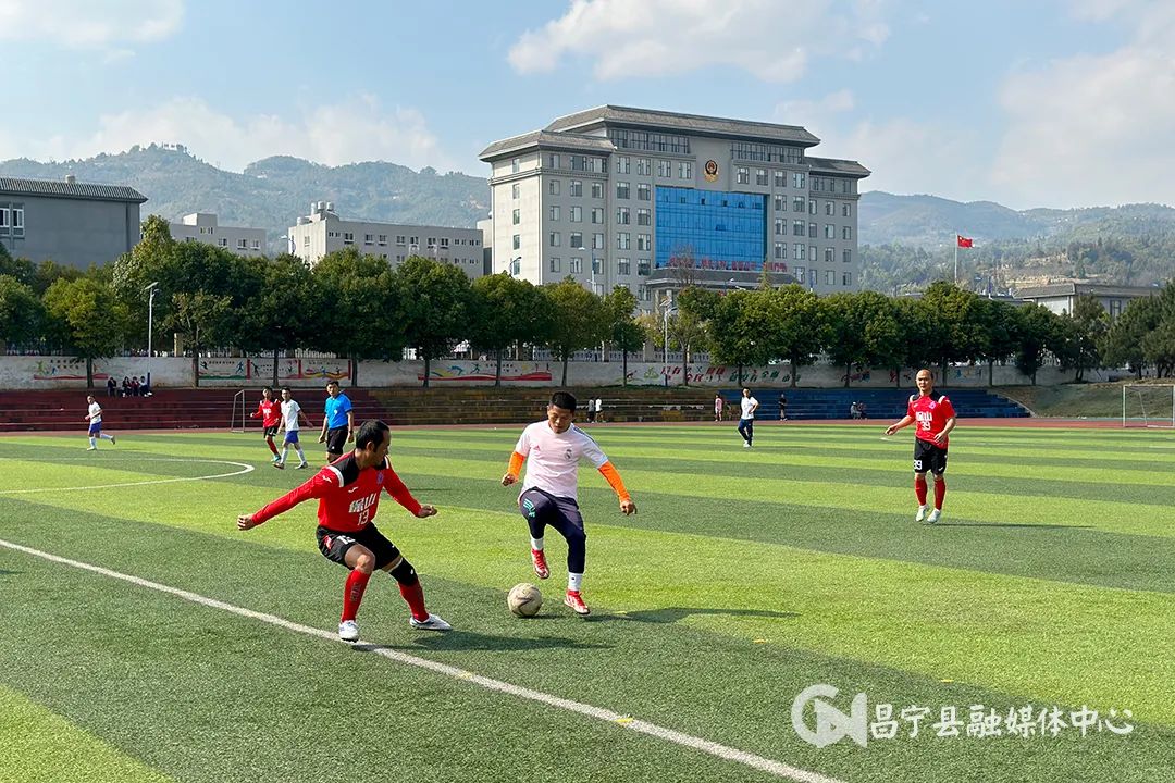 保山市全民健身日系列活动之足球交流赛在昌宁举行