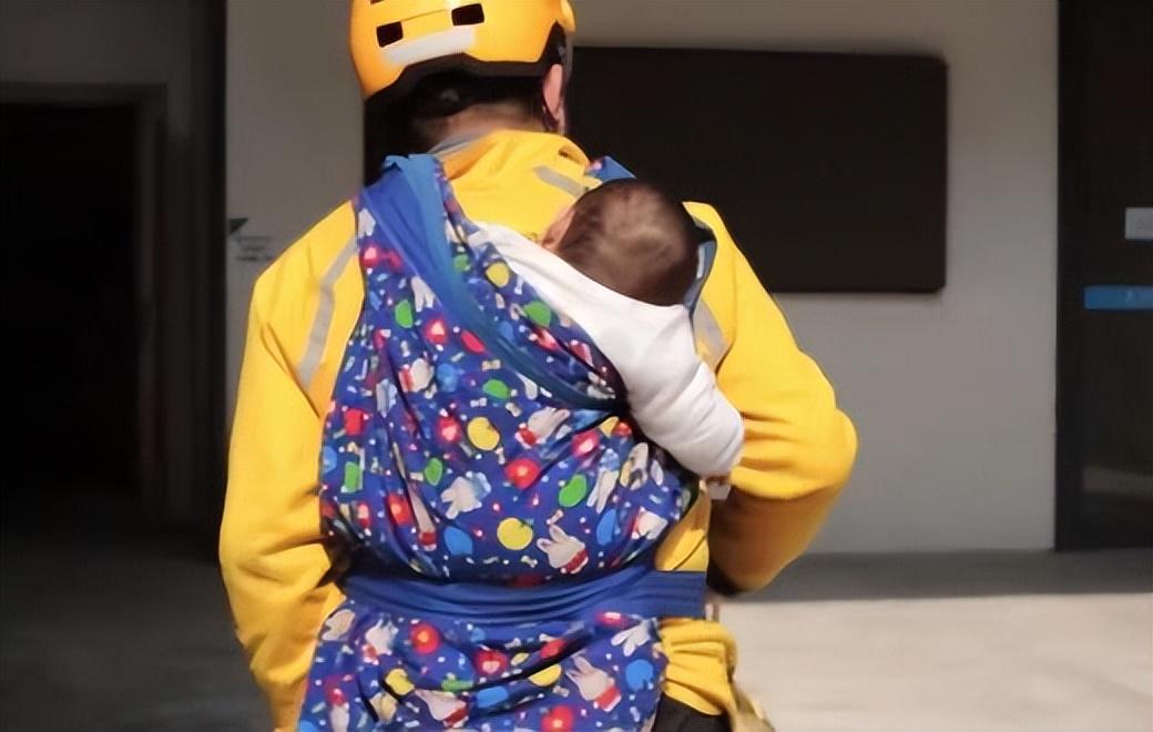 外卖小哥带娃送外卖试药,外卖小哥背6个月女儿送外卖试药