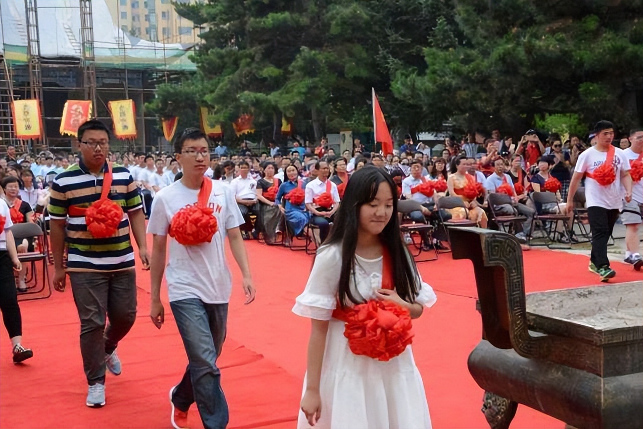 高分考生新闻刷屏，谁在乎失意者，全社会都在逼你“鸡娃”