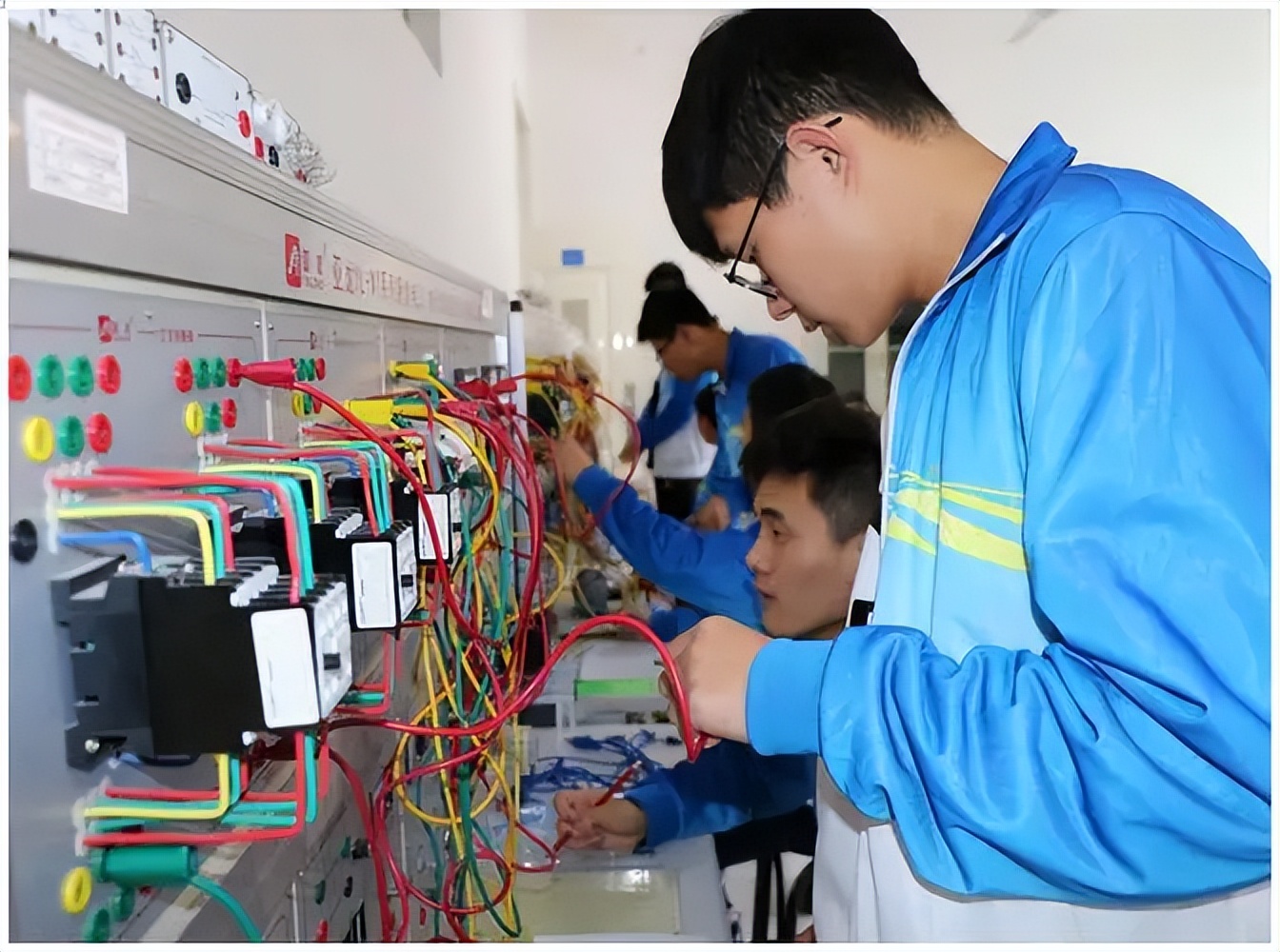 初学者学习电工的基本知识,电工就应该熟练地掌握各种技巧