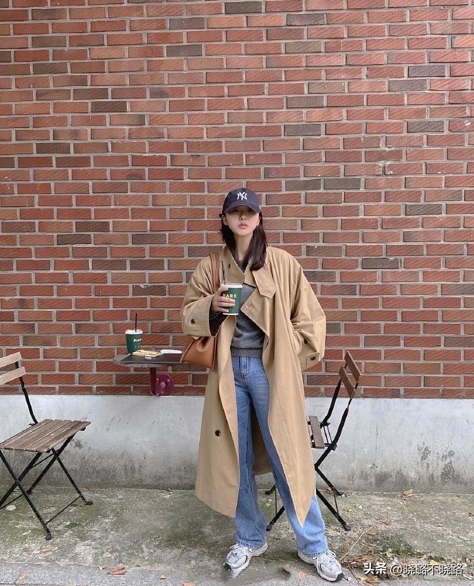 米白色风衣搭配黑色半筒靴子,风衣怎么搭配靴子好看