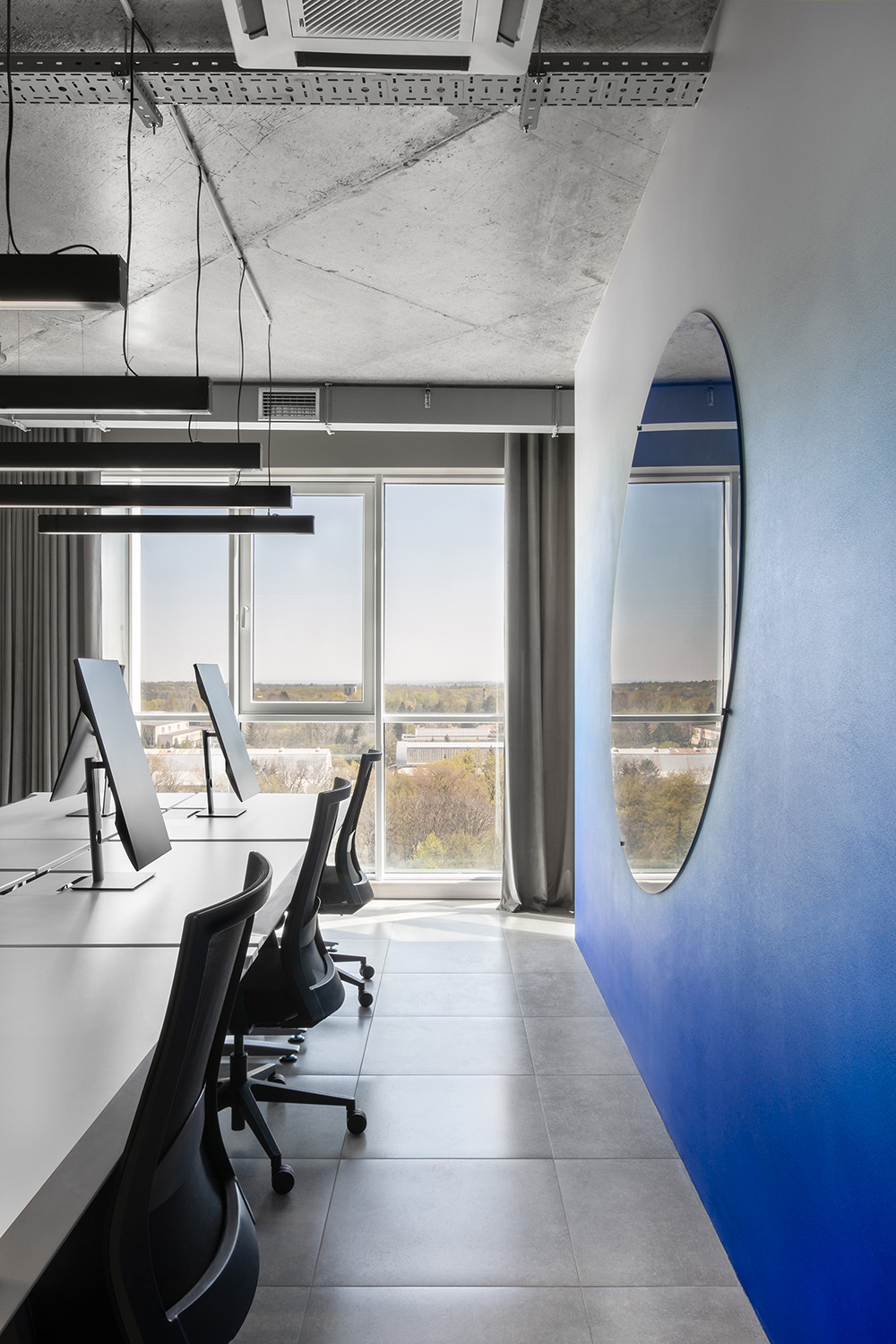 红蓝渐变手机游戏开发公司基辅办公设计欣赏