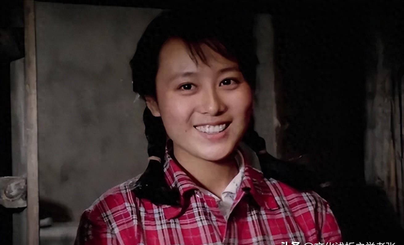 干瘪黑瘦，一口假牙，这就能演“村花”？观众表示越看越觉得假