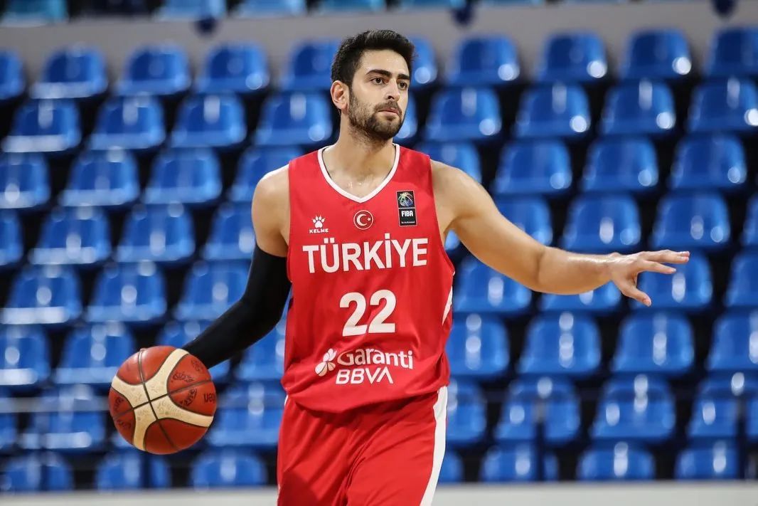 在美国打球的篮球运动员福尔康，被《GQ》杂志评选为最佳着装男士