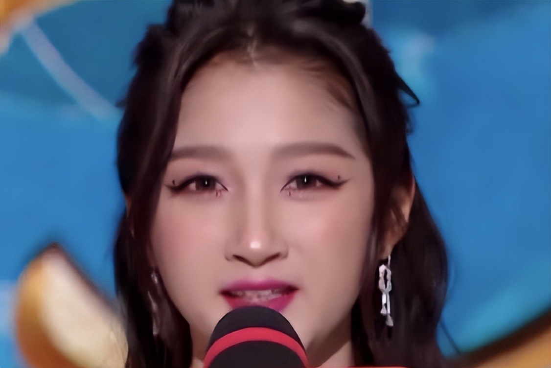 杨紫关晓彤跨年晚会造型,关晓彤2017年湖南跨年演唱会