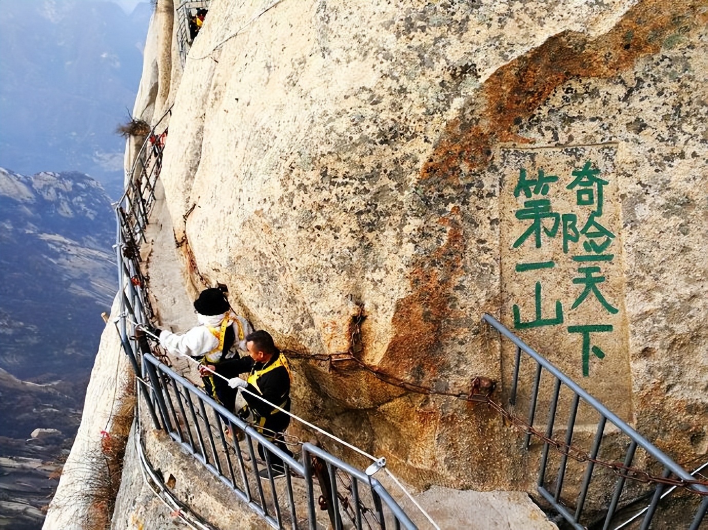 冬日里的华山银装素裹,冬日登上秦岭山脊
