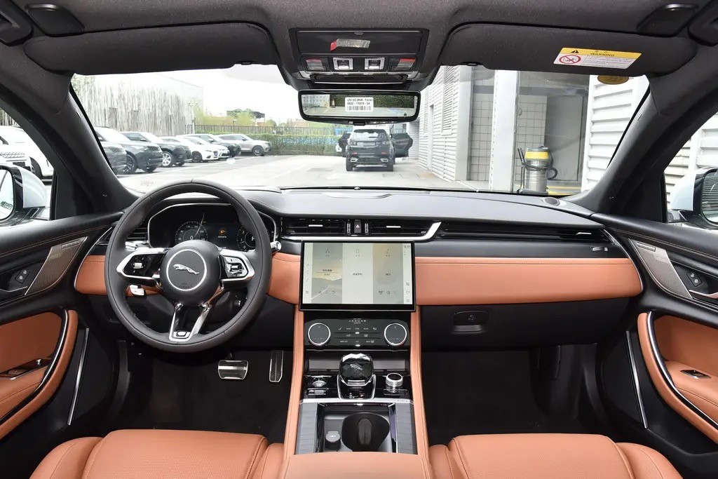 气场比奔驰E级还足，顶配6.4秒破百，还带四驱，捷豹XFL到底如何