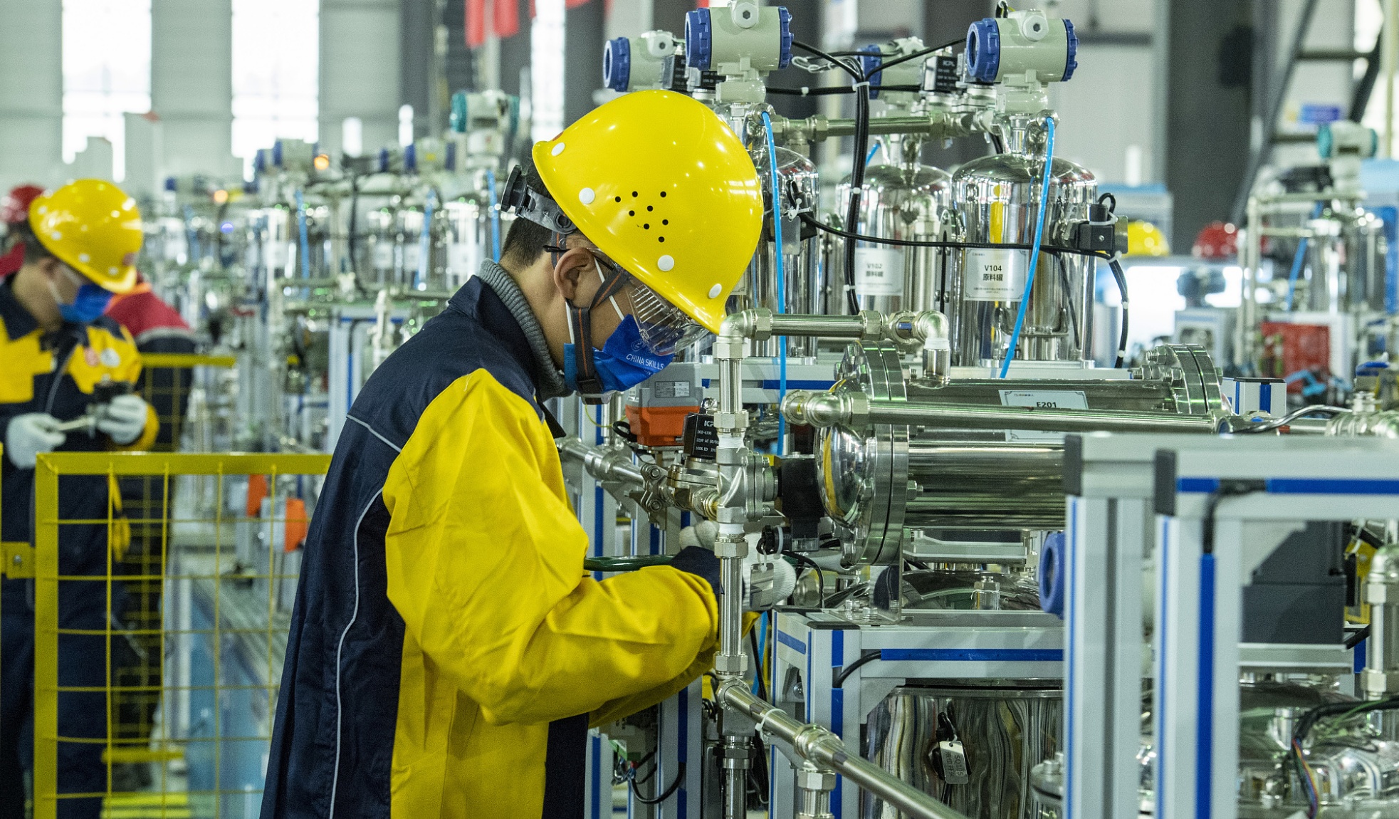 在美国，中国制造的衣服鞋子越来越少，电器家具却越来越多