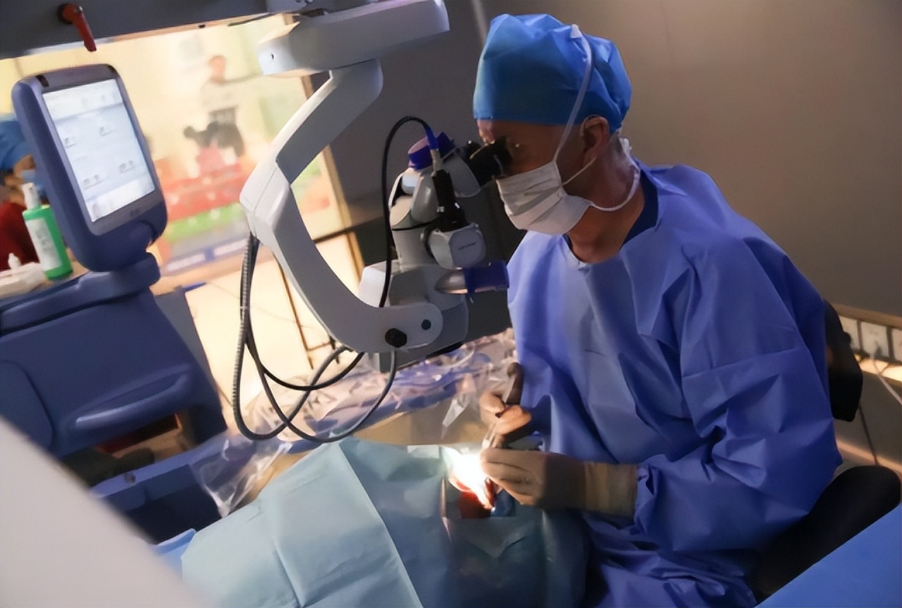 激光手术治近视眼后遗症老年,近视眼做飞秒激光有什么后遗症