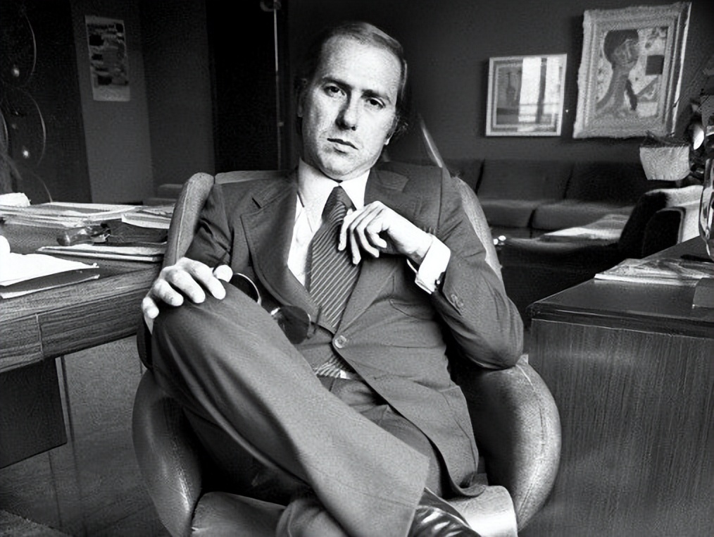 85岁意大利前总理：丑闻缠身专搞“爷孙恋”，三婚娶32岁金发女友