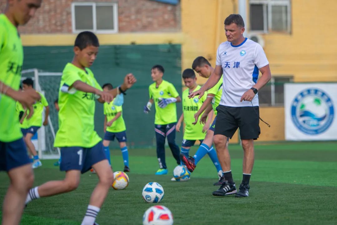“十城带百县”助力乡村振兴|*疆新**和田足球小巴郎感受天津足协外教训练指导现场观战津超赛事