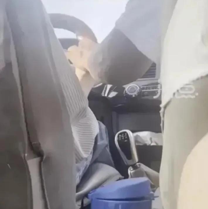 太无耻啦！50多岁教练竟伸出咸猪手，猥亵女学员长达9分钟！