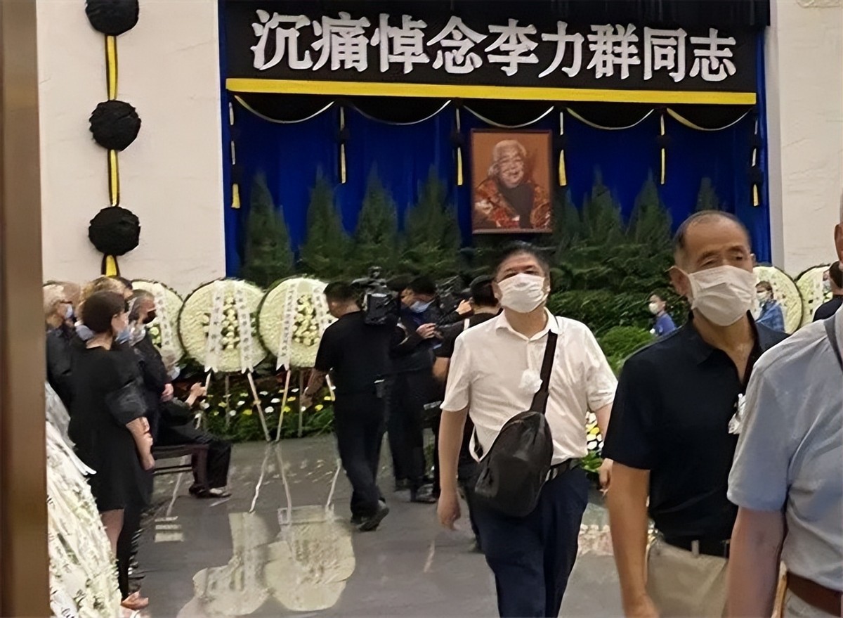 71年周总理让高岗妻子在图书馆工作，毛主席不同意：必须到教育部