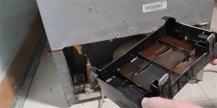 冰箱底部的储水盒要不要流水,冰箱底下淌污水是怎么回事