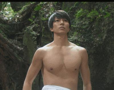 日本花*男美**秀八块腹肌爆上热搜！网友傻眼：这是快40岁的人？