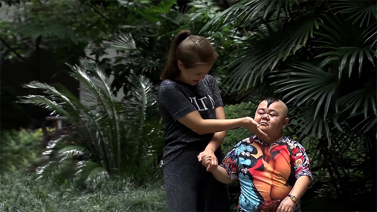 重庆1米2小男人娶1米65女演员，买7套房开豪车，却担心孩子长不高