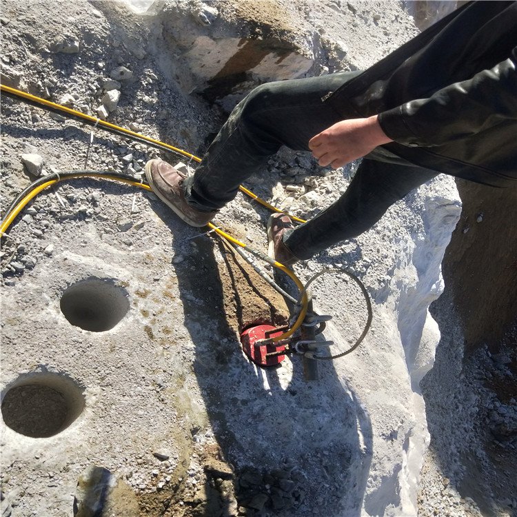 开采石头劈裂机器多少钱,劈裂棒和劈裂机区别