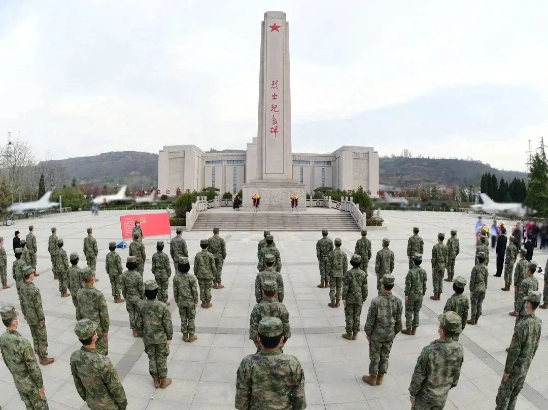 解放军清明缅怀红军先烈活动,清明祭奠革命先烈解放军鸣枪