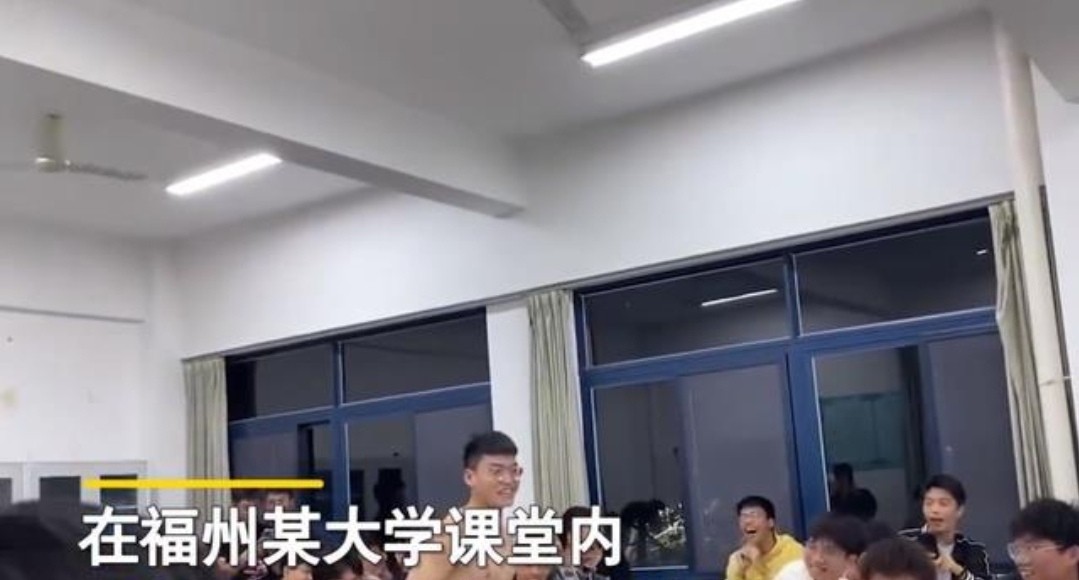 一女老师让体育生充当教学工具，男生脱衣露出身材后，全场沸