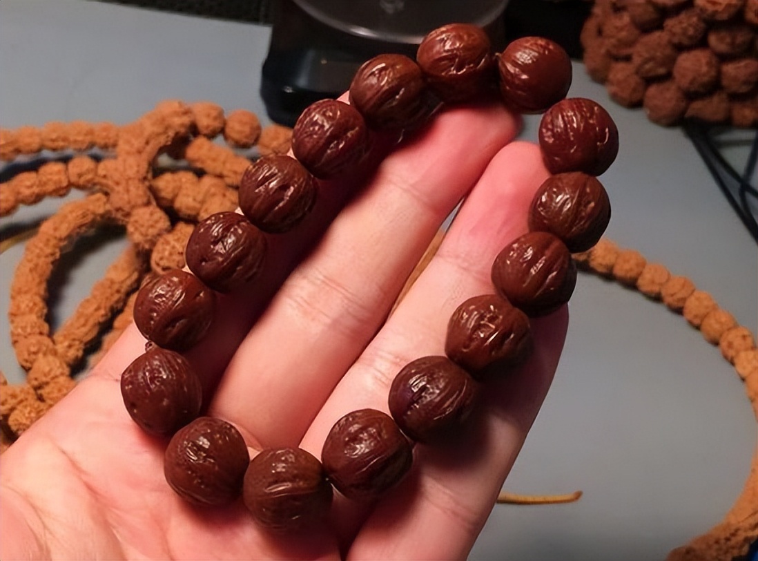 小核桃手串盘了一年,小核桃手串盘起来很油