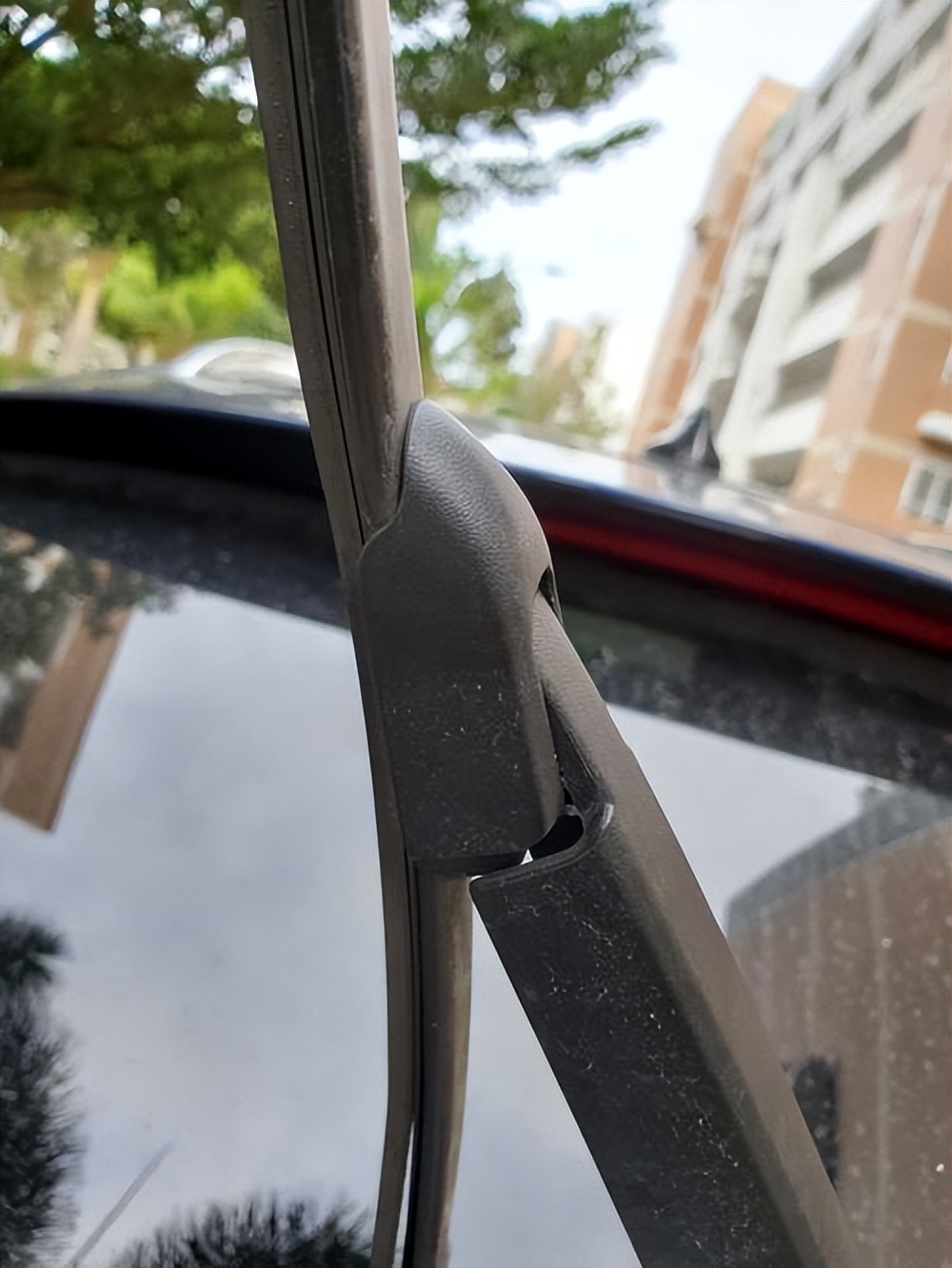 suv后雨刷怎么老是不出水,suv后面雨刷摇臂总成更换教程