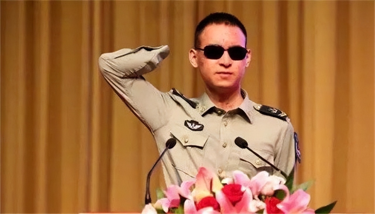 中国排雷英雄杜富国授勋仪式,排雷英雄杜富国八一勋章视频