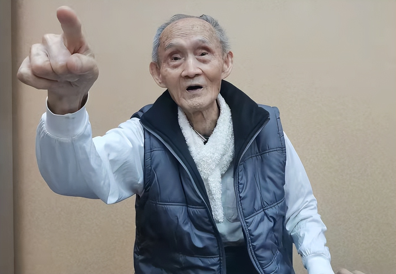 92年香港机场检测仪突然报警，安保拦住台湾律师，搜包后当即报警