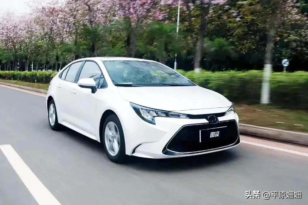 影帝黄渤代表娱乐界名流在广州和老马进行了交流，巩俐两口也在场