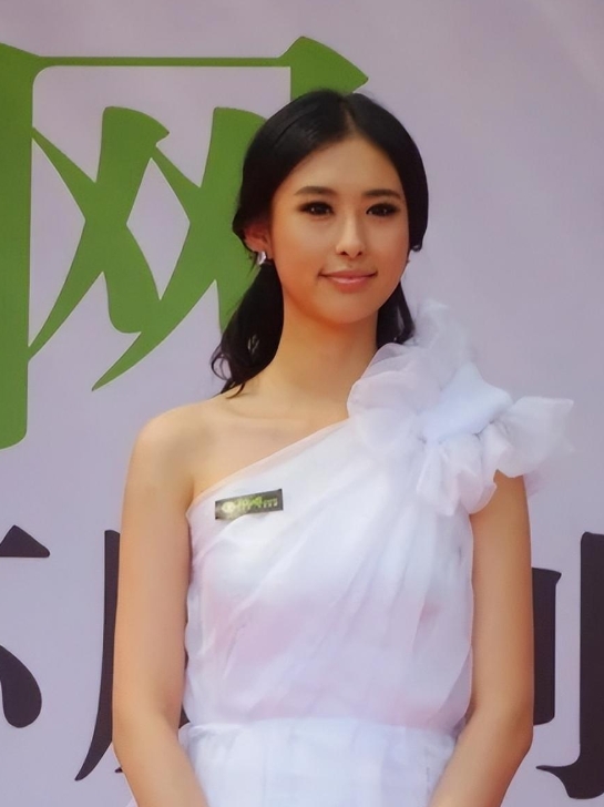 车模翟凌最美风采大集合,翟凌曾是第一车模