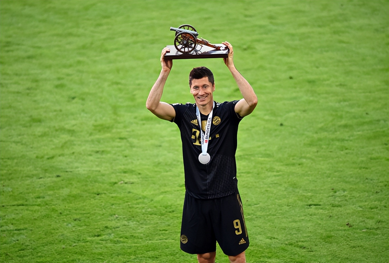 两位锋霸的故事，一个还在场上驰骋，一个坐在了教练席