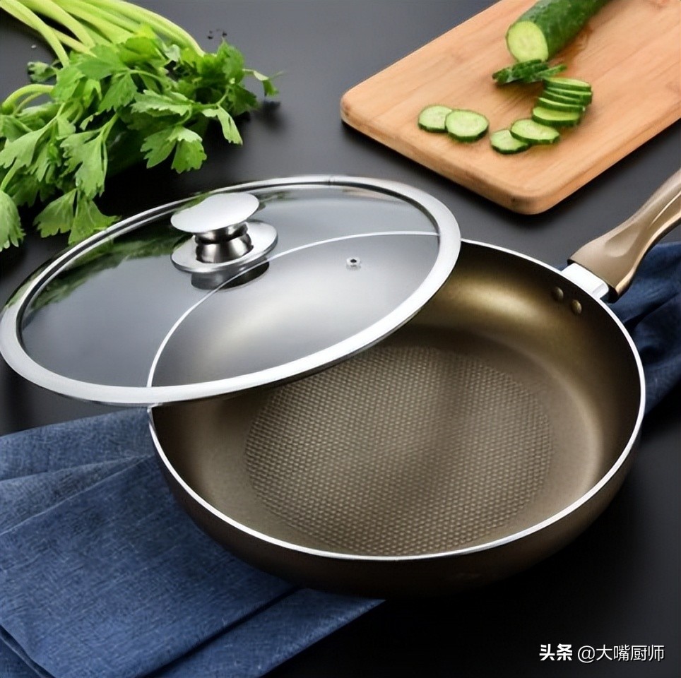 不粘锅涂层释放有毒物质,不粘锅涂层掉了继续用有什么危害