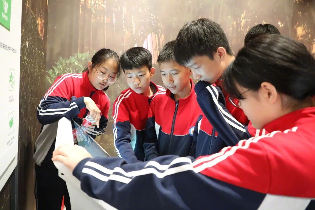 VR全景直播“拍了拍你”：走！来一场沉浸式法治之旅→