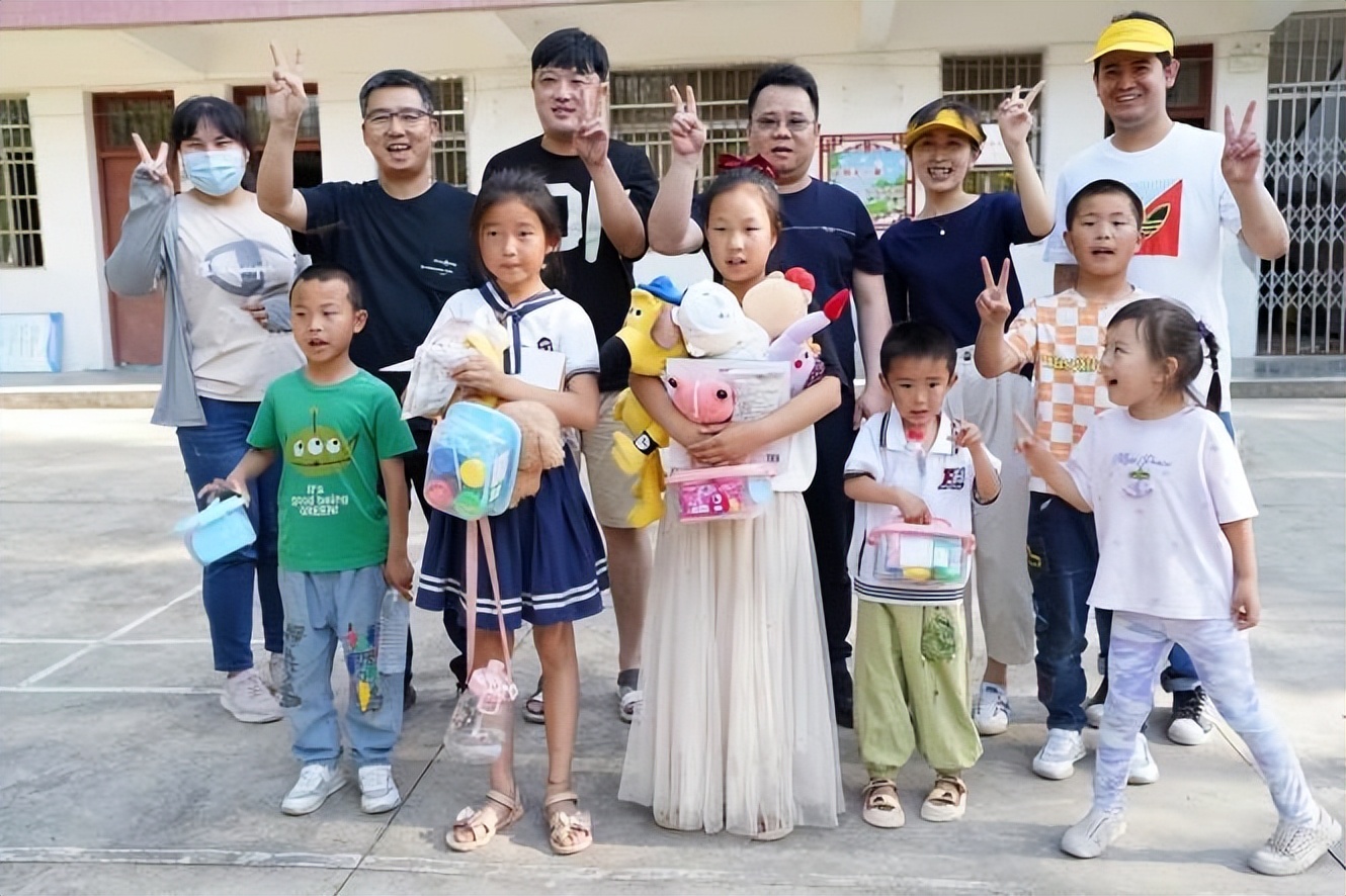 民生银行西安经开支行开展“翻书阅岭一本书的奇幻漂流”活动