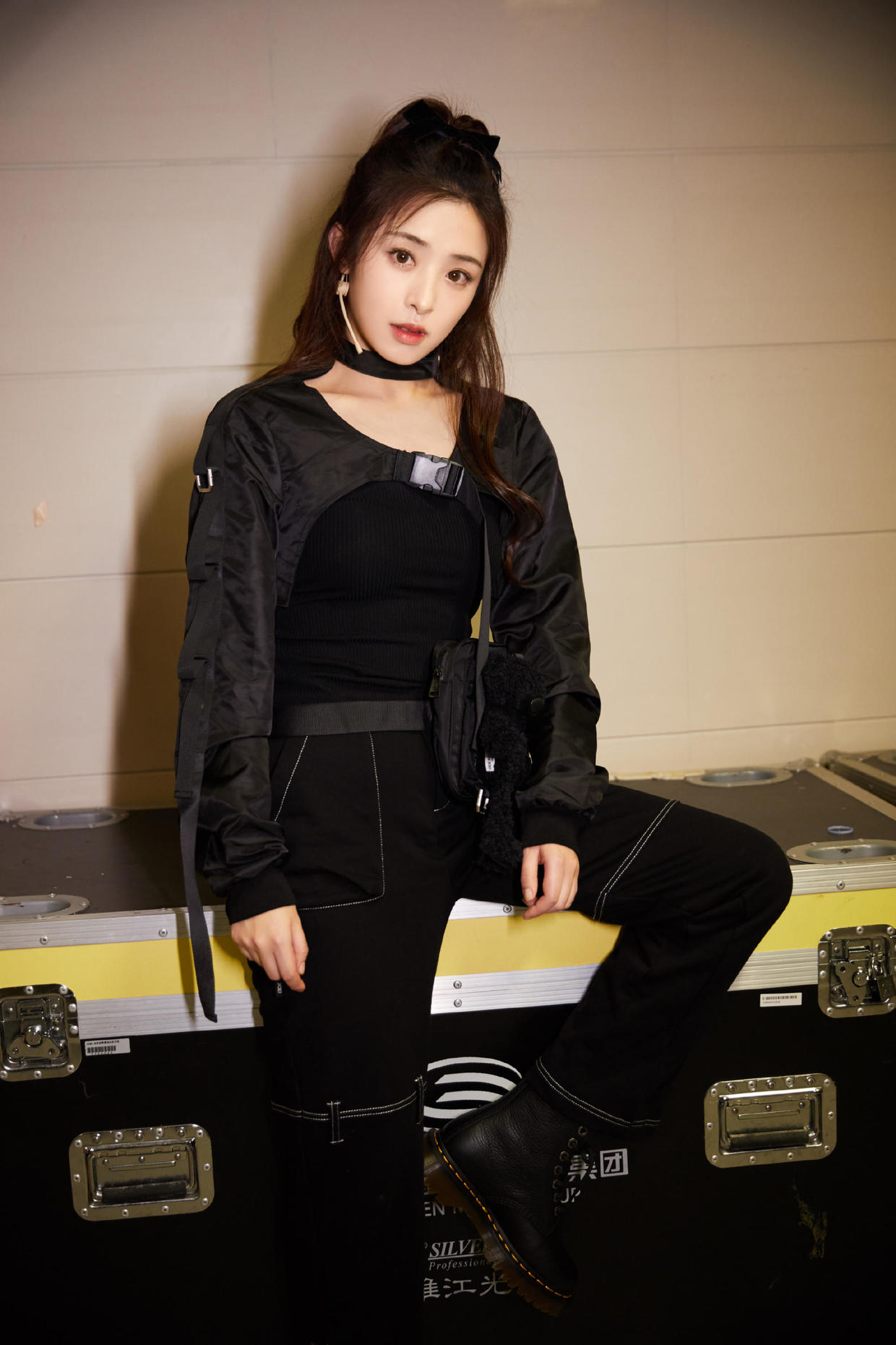 张含韵穿搭成熟,张含韵穿黑西装