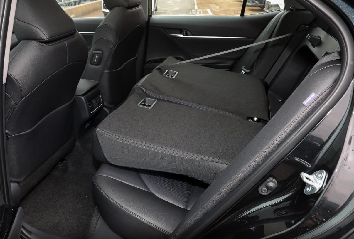 大众迈腾和凯美瑞2.5,大众迈腾330对比丰田凯美瑞2.0双擎