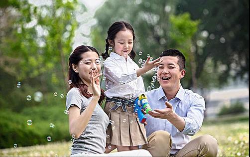 老人捡弃婴考上清华父母认亲,女子捡到弃婴7年父母找到