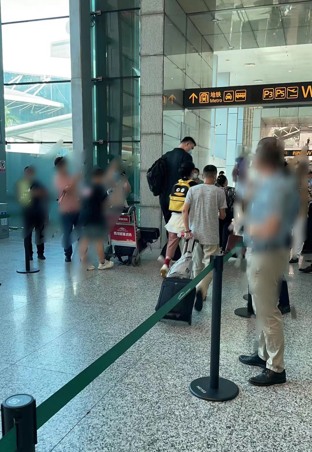 姚明带10岁女儿的合影,姚明携女儿现身机场