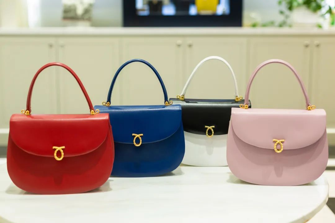 英国女王最喜欢的包包牌子,英国女王拿的包包价格