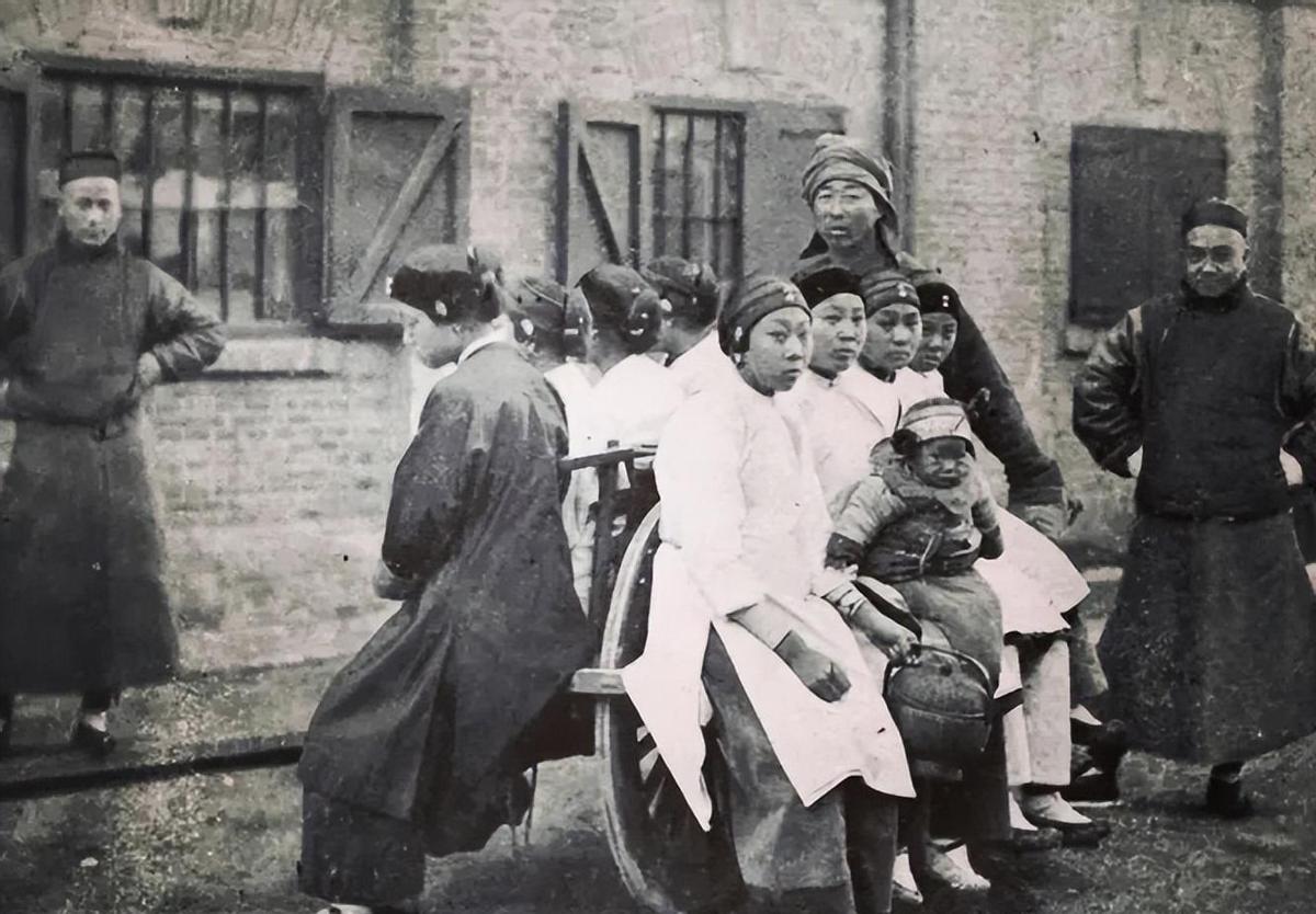 变态的纳粹德国，*光脱**犹太人女人衣服，集体*杀屠**!,2