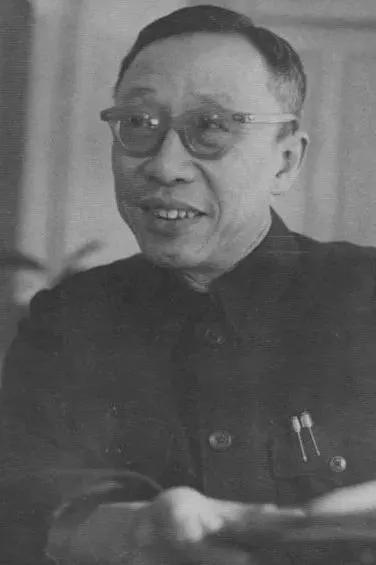 溥仪最后葬在哪里了,中国第一位皇帝溥仪