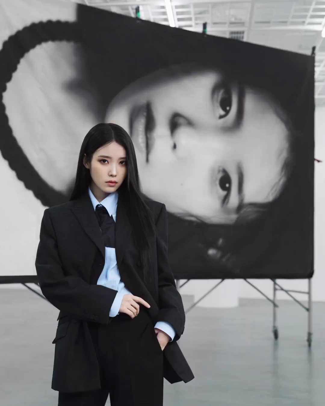 韩国男演员蔡东贤，在剧中被IU扇耳光，他结婚时，IU跑去唱了祝歌