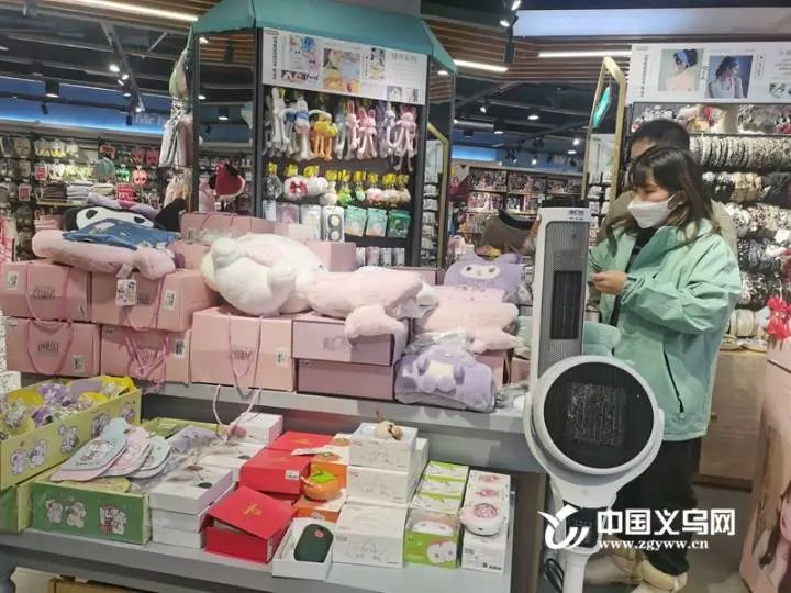 气温逐步降低冬季羽绒服迎来热销,寒冬来袭你准备好羽绒服了吗